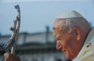Ci chiami da tutto il mondo Una foto di Giovanni Paolo II scattata all'interno dell'Arcivescovado di Cracovia