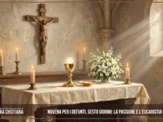 Novena per i defunti, sesto giorno: la Passione e l’Eucaristia ci consolano Un crocifisso di legno sopra un semplice altare con un calice dorato e un'ostia bianca in una luce soffusa e brillante, fiori bianchi freschi accanto, la calda luce delle candele e i delicati raggi del sole che filtrano attraverso la finestra di una chiesa, atmosfera riverente e consolante, calde tonalità oro e avorio, stile pittorico realistico, luminoso, 16:9, senza testo.