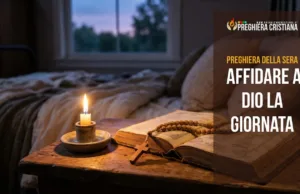 Preghiera della sera breve: affidare a Dio la giornata Candela accesa con rosario e libro di preghiere sul comodino per la preghiera della sera breve